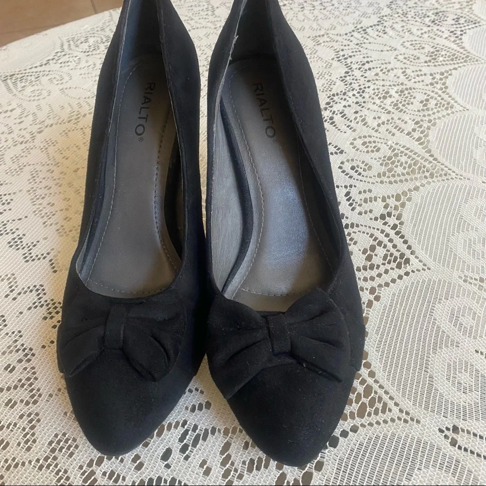 Rialto suede like heels with bow EUC